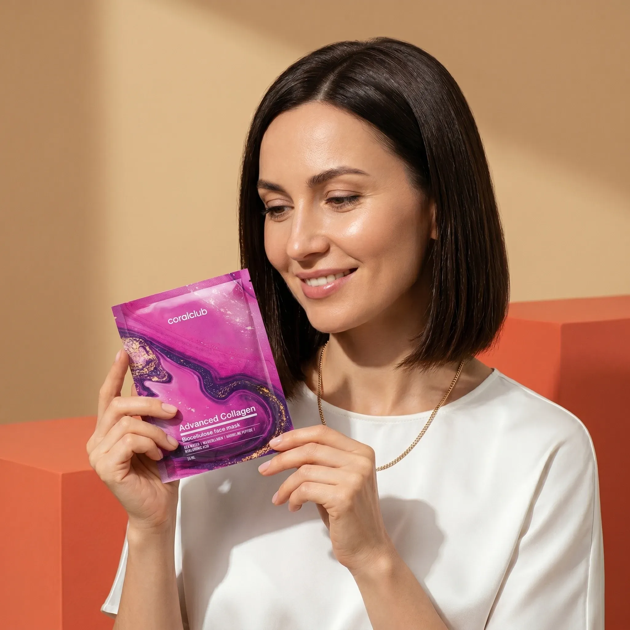 Kobieta trzyma opakowanie produktu Advanced Collagen Biocellulose Facial Mask