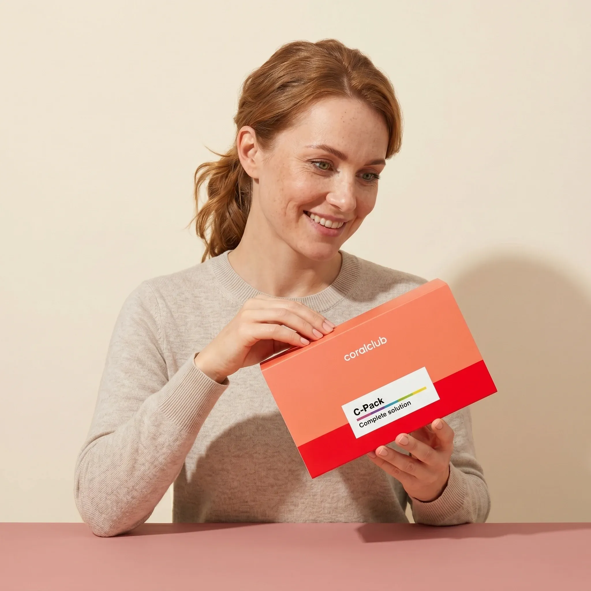 Kobieta trzyma opakowanie produktu C-Pack