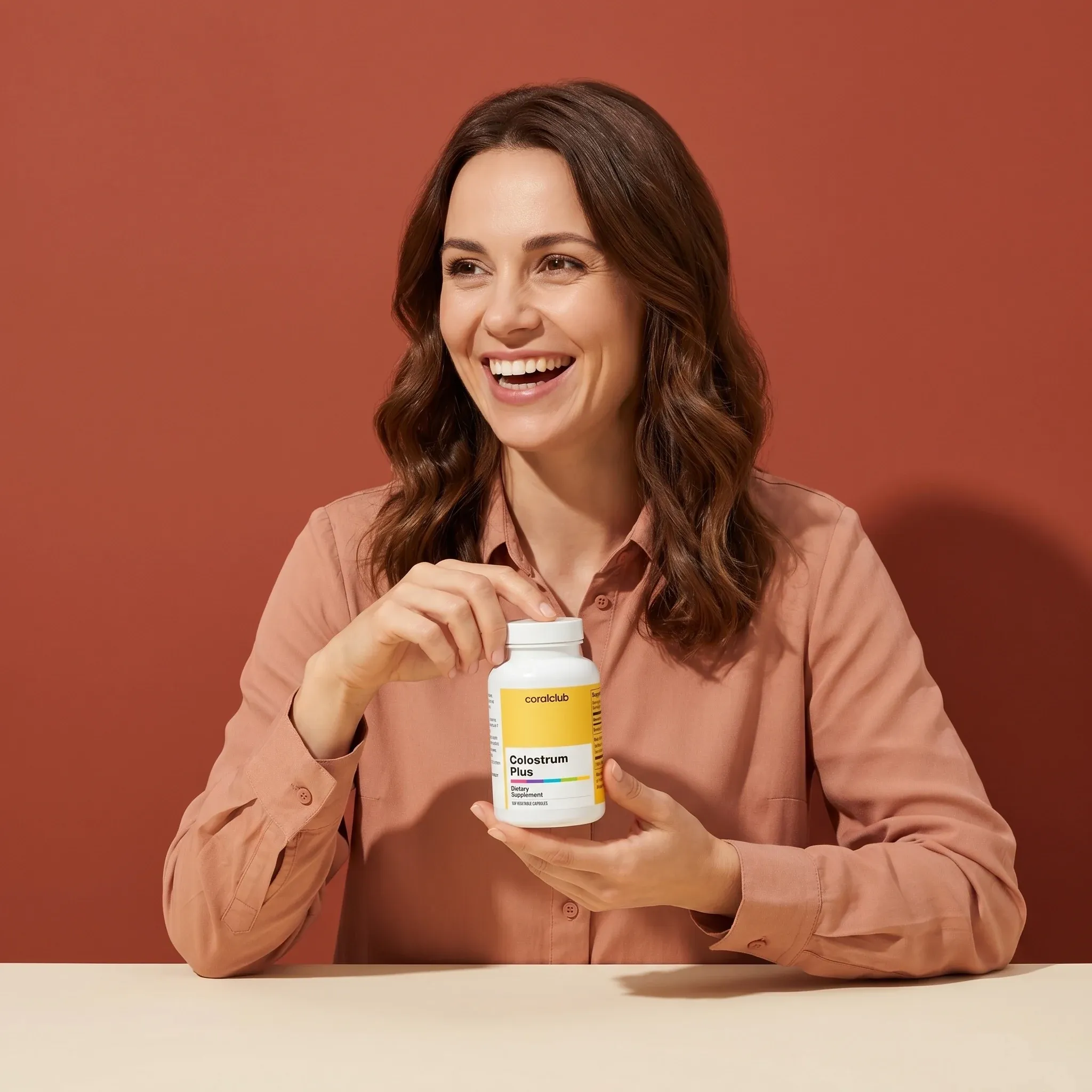 Kobieta trzyma opakowanie produktu Colostrum Plus