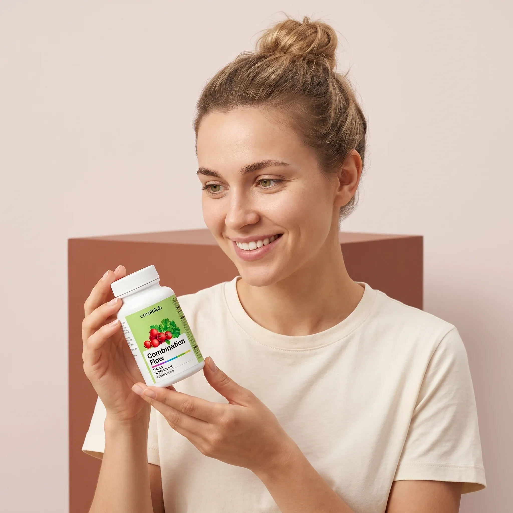Kobieta trzyma opakowanie produktu Combination Flow