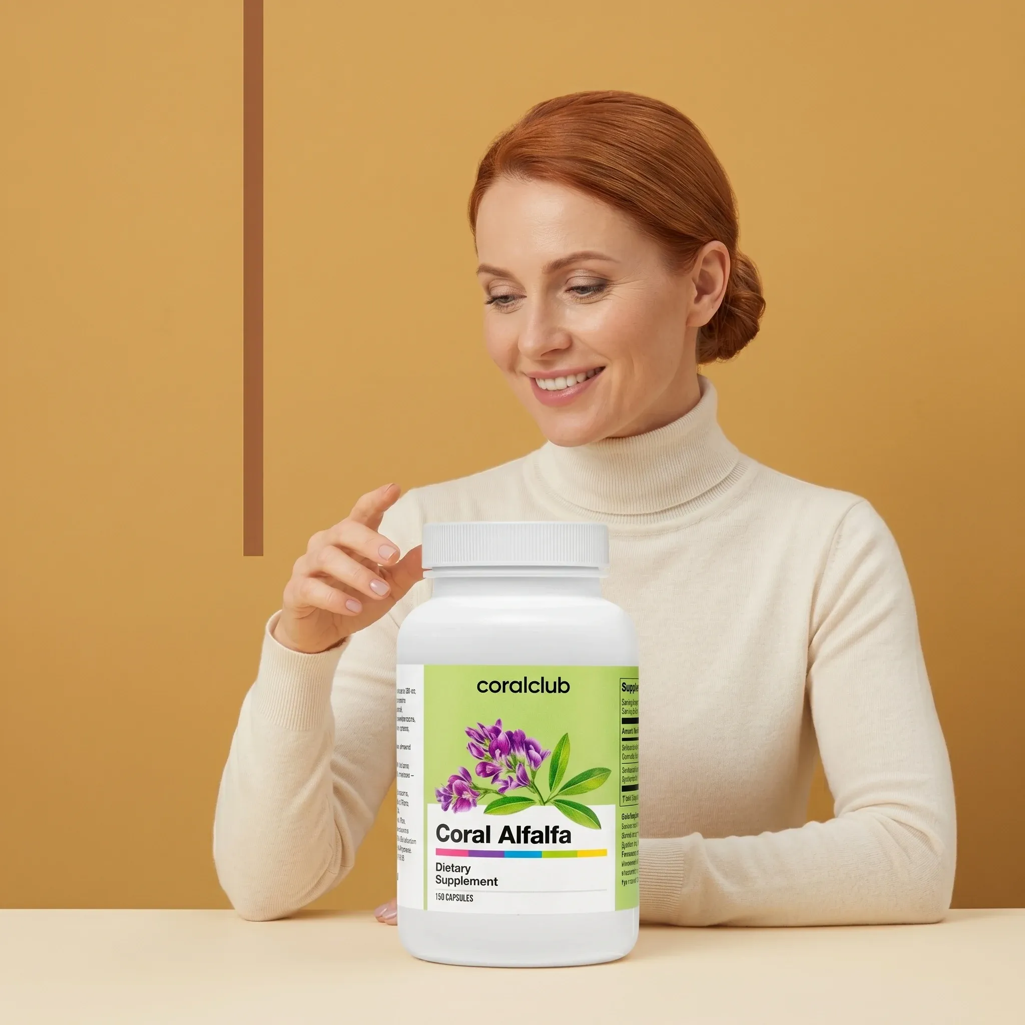 Kobieta trzyma opakowanie produktu Coral Alfalfa