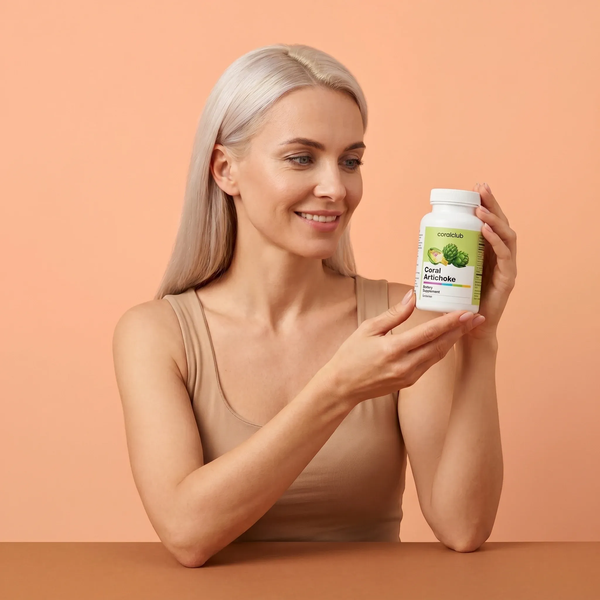 Kobieta trzyma opakowanie produktu Coral Artichoke