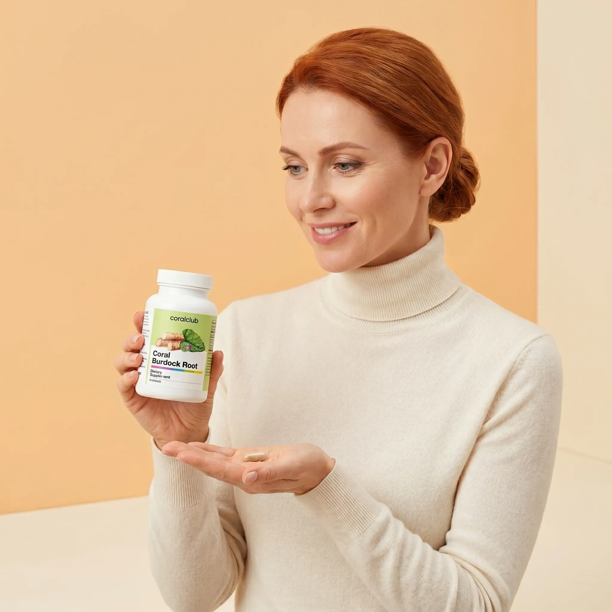 Kobieta trzyma opakowanie produktu Coral Burdock Root