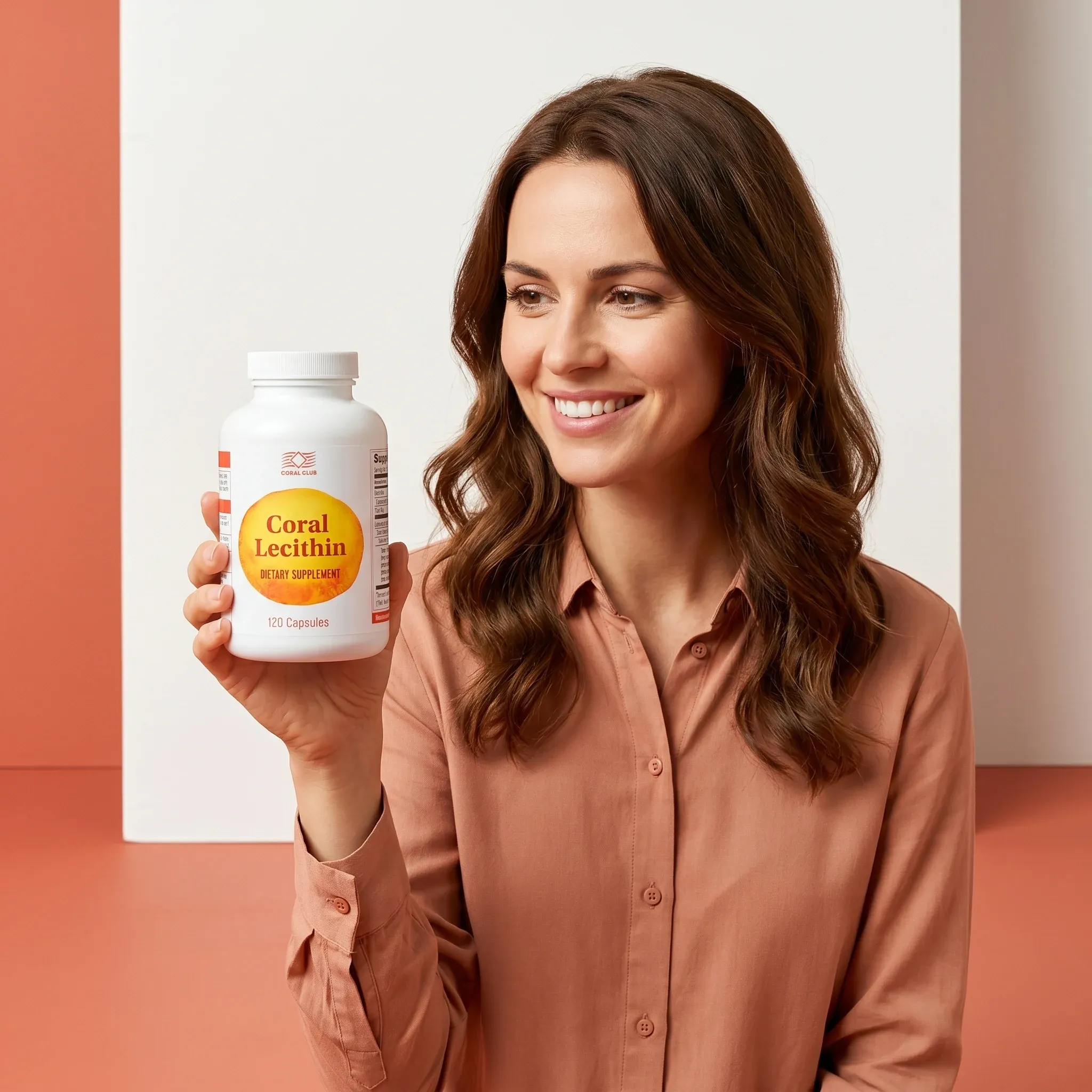 Kobieta trzyma opakowanie produktu Coral Lecithin