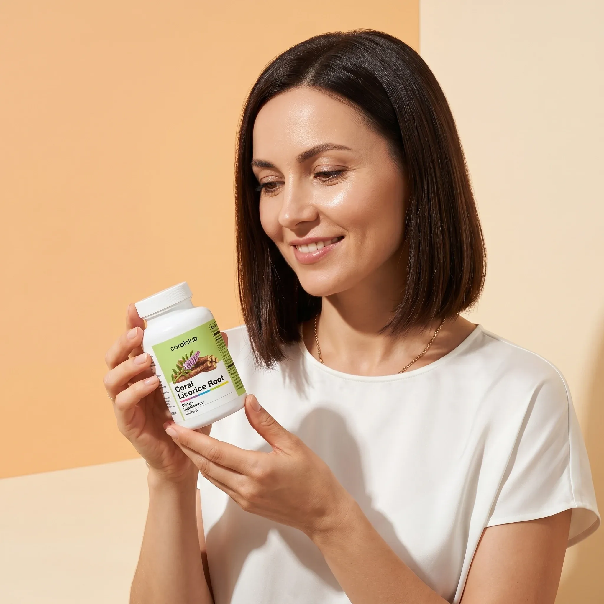 Kobieta trzyma opakowanie produktu Coral Licorice Root