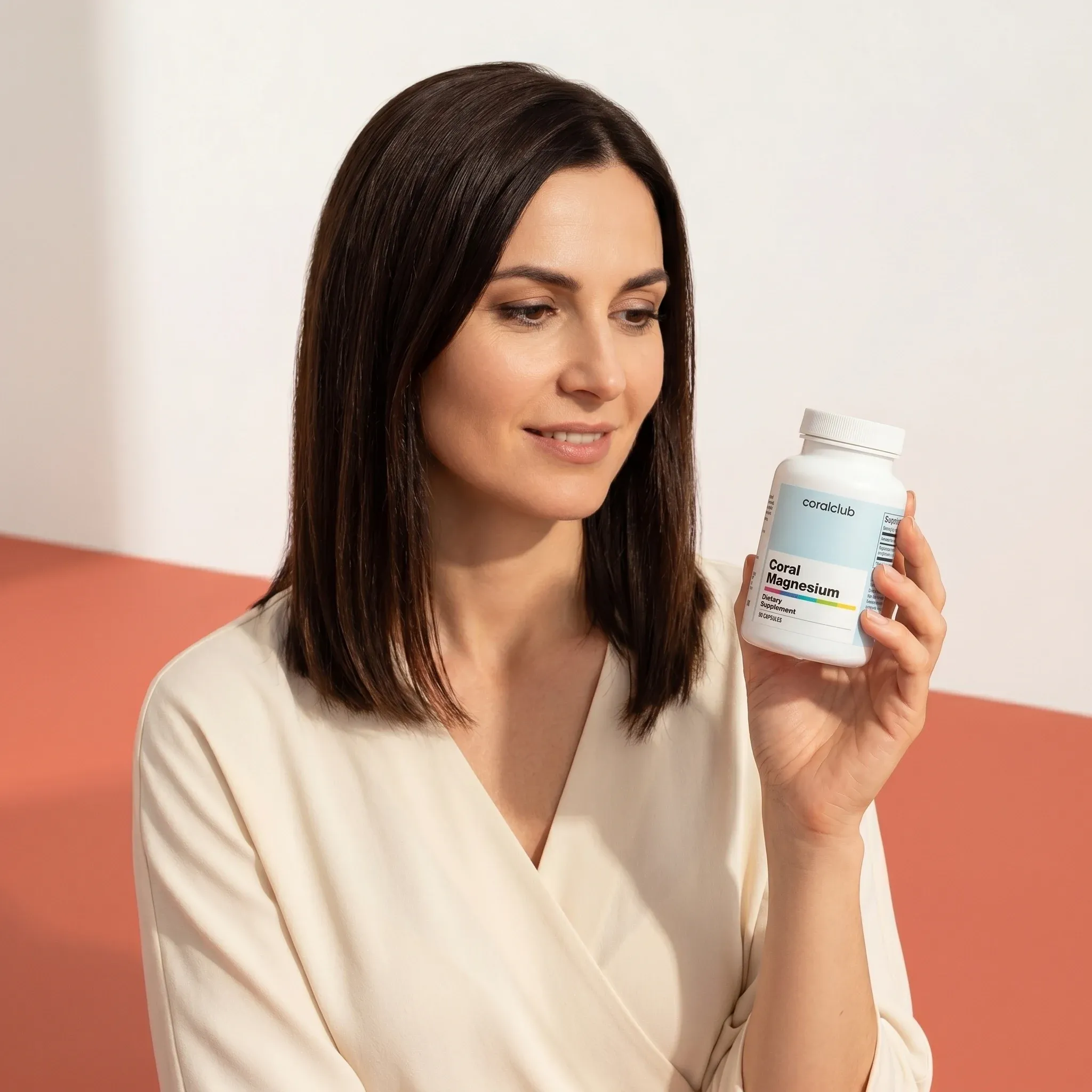Kobieta trzyma opakowanie produktu Coral Magnesium
