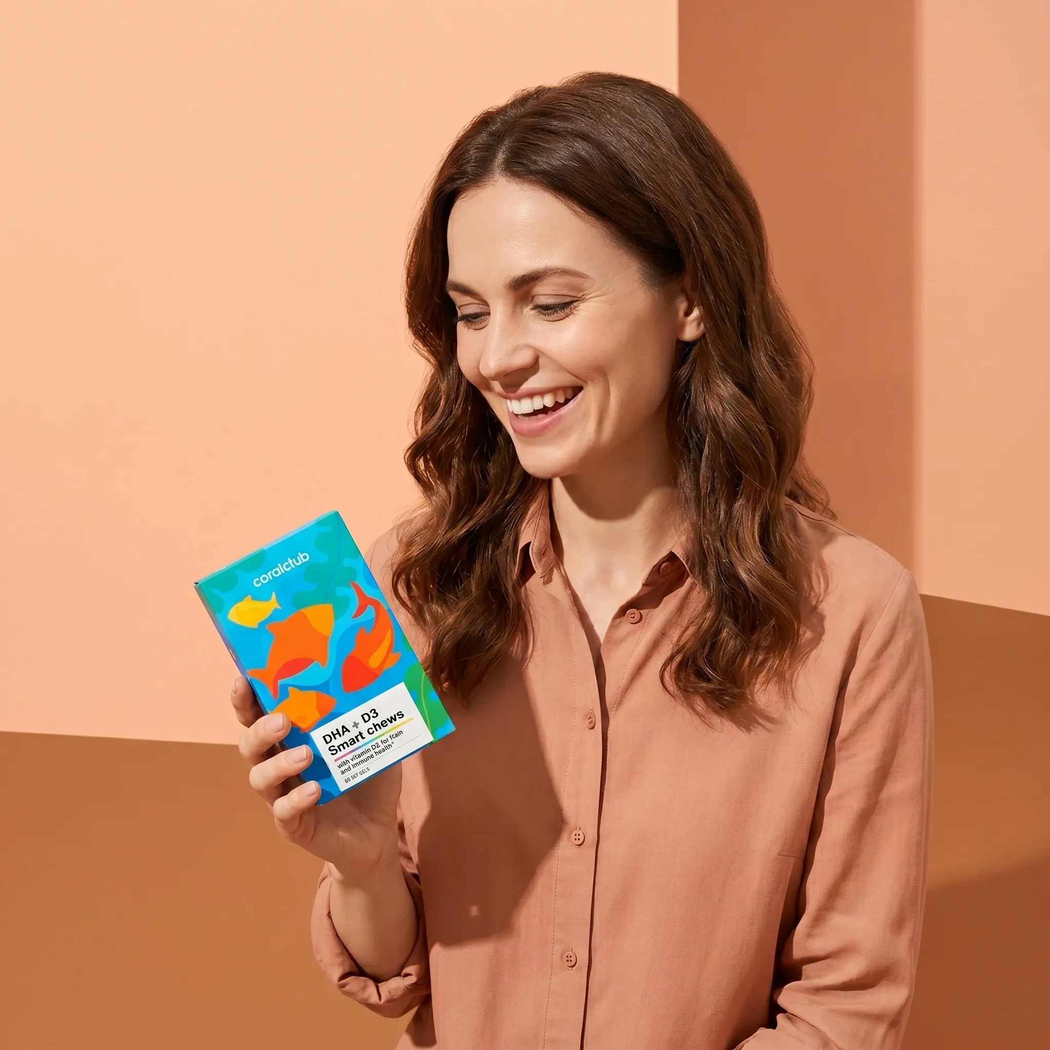 Kobieta trzyma opakowanie produktu DHA+D3 Smart Chews