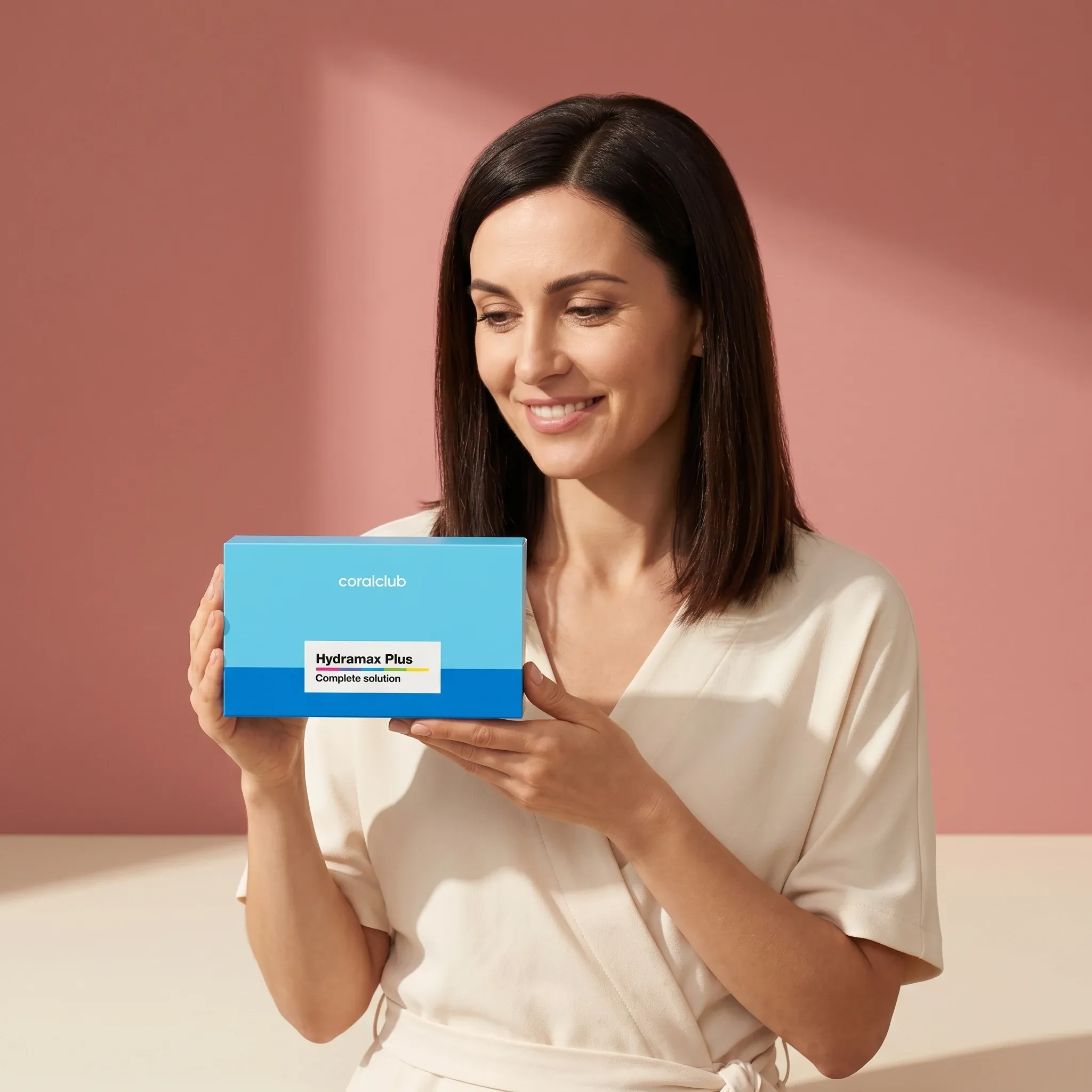 Kobieta trzyma opakowanie produktu Hydramax Plus