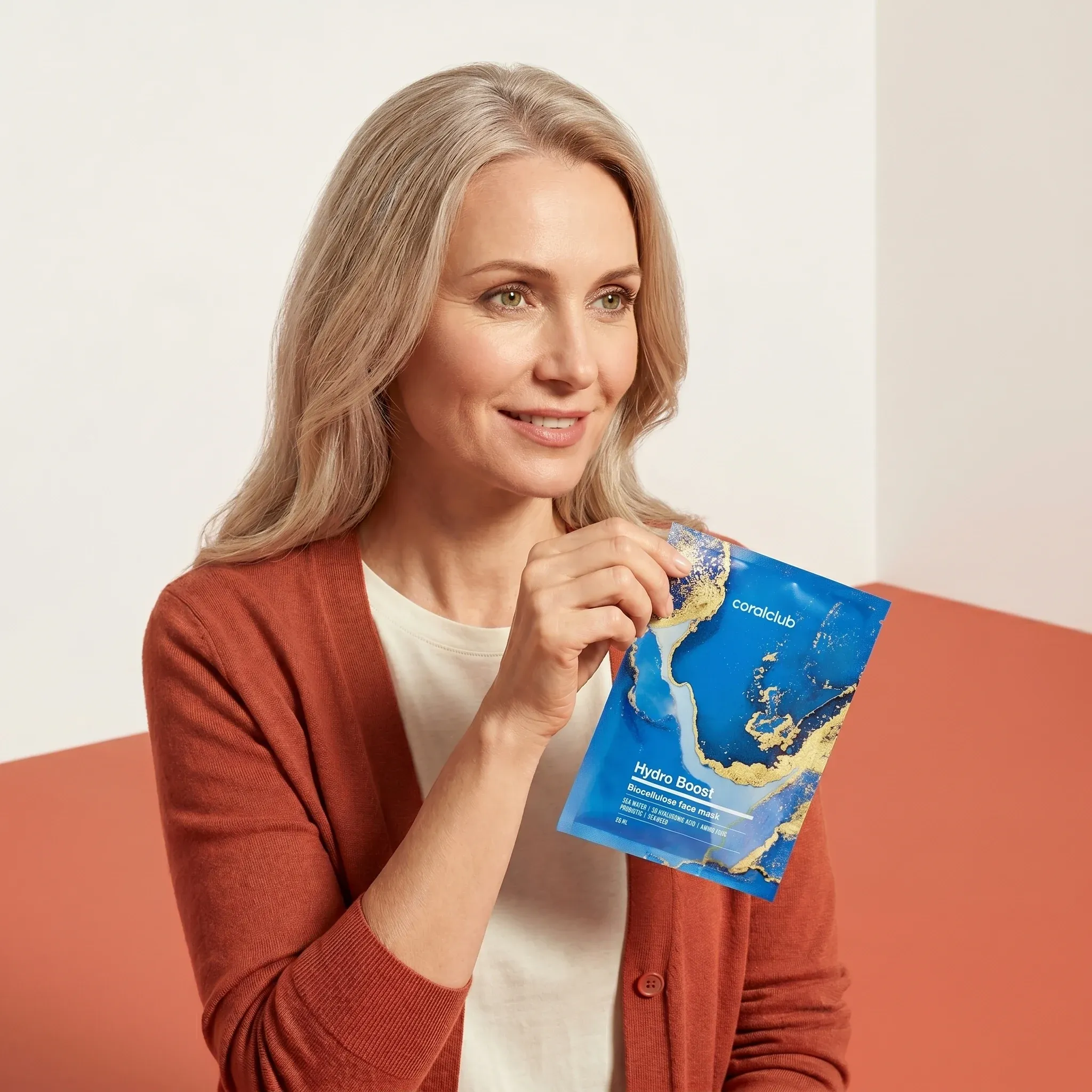 Kobieta trzyma opakowanie produktu Hydro Boost Biocellulose Facial Mask