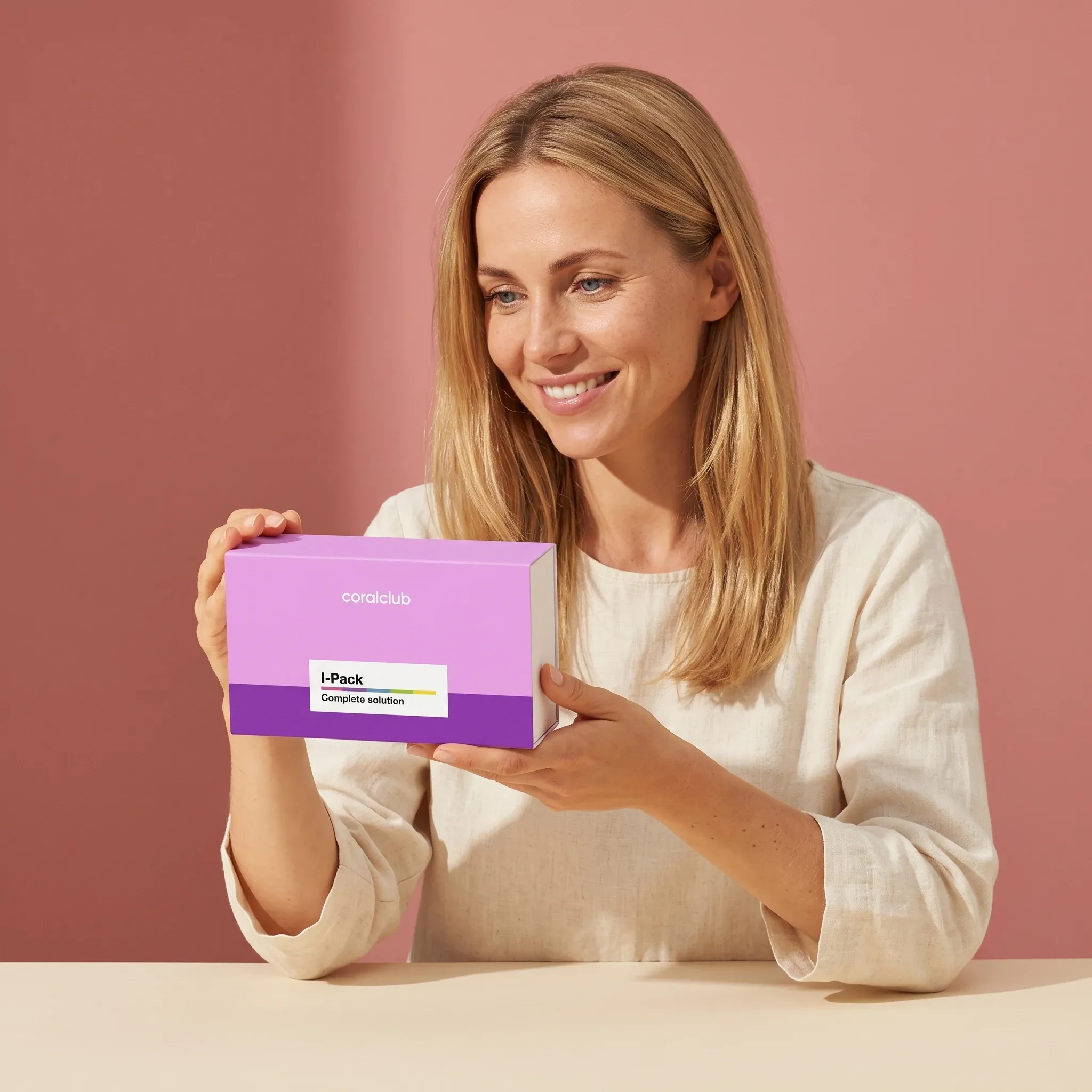 Kobieta trzyma opakowanie produktu I-Pack