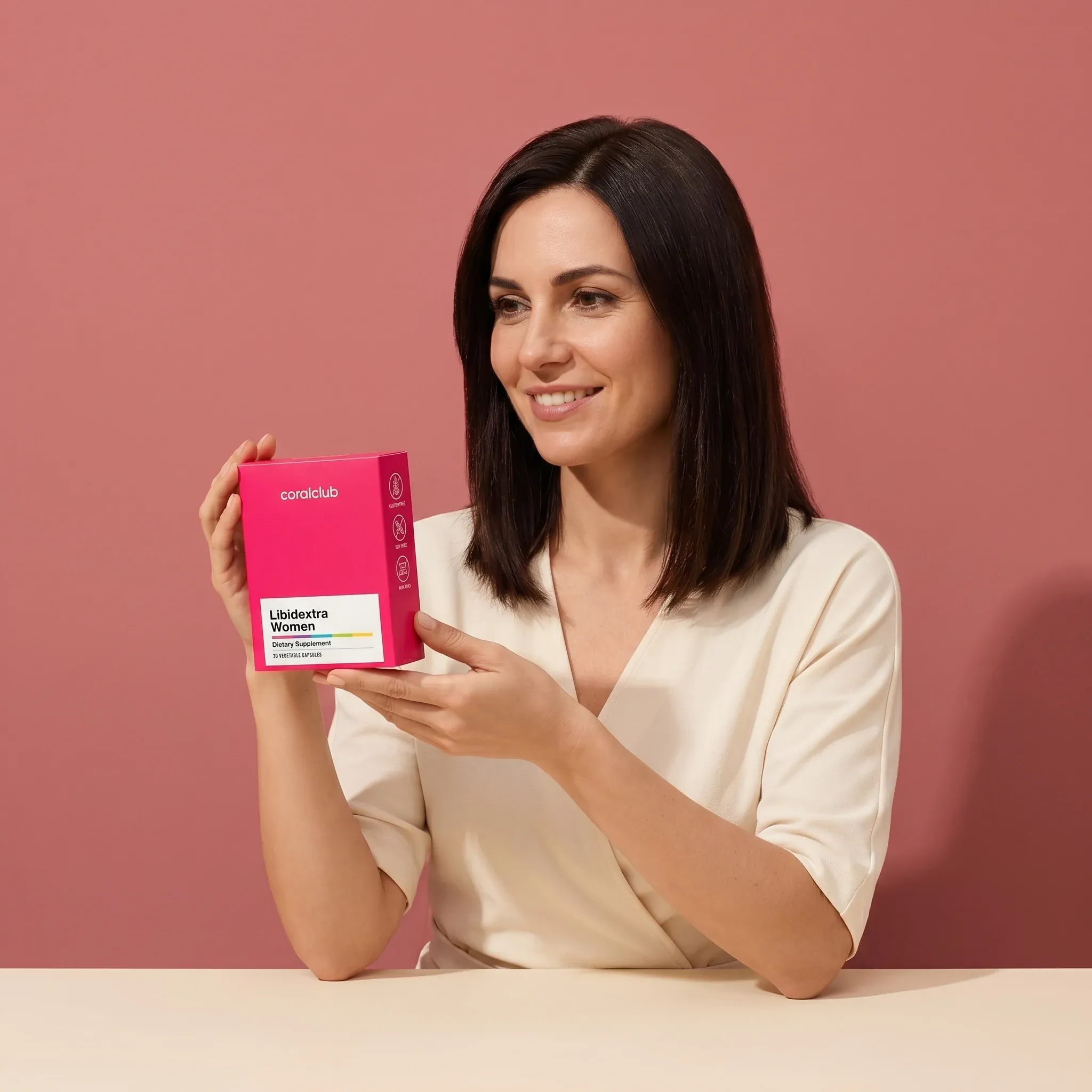 Kobieta trzyma opakowanie produktu Libidextra Women