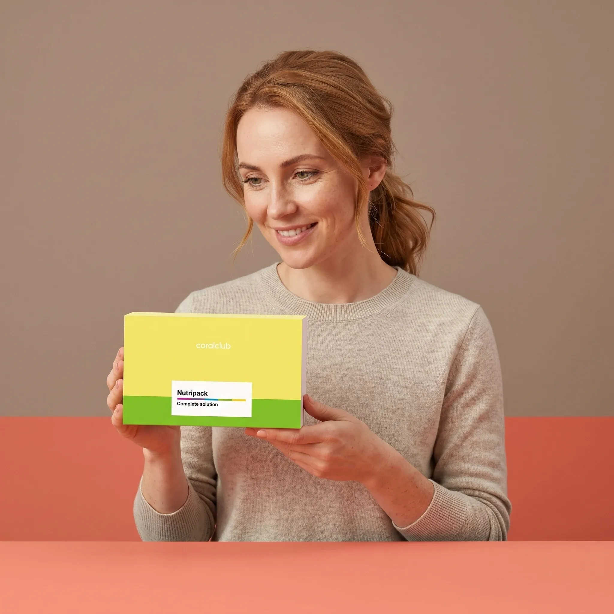 Kobieta trzyma opakowanie produktu Nutripack