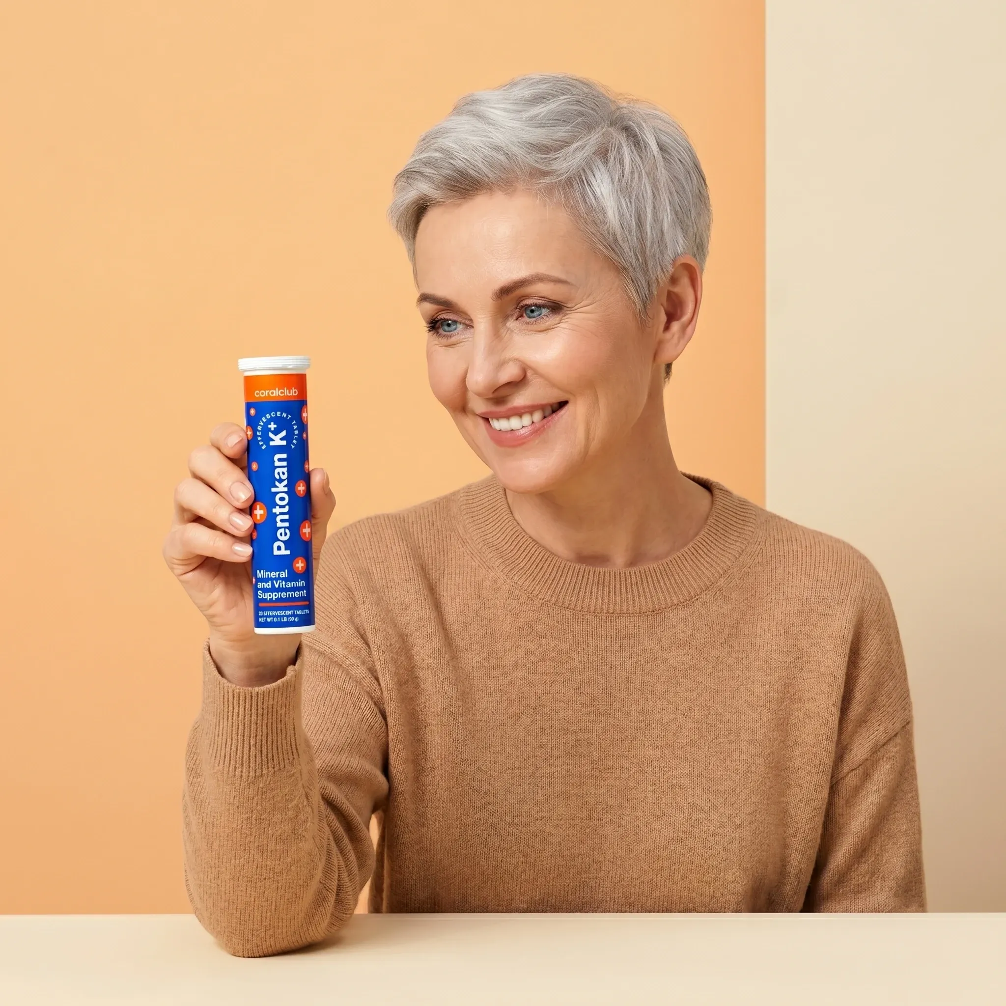 Kobieta trzyma opakowanie produktu Pentokan K+