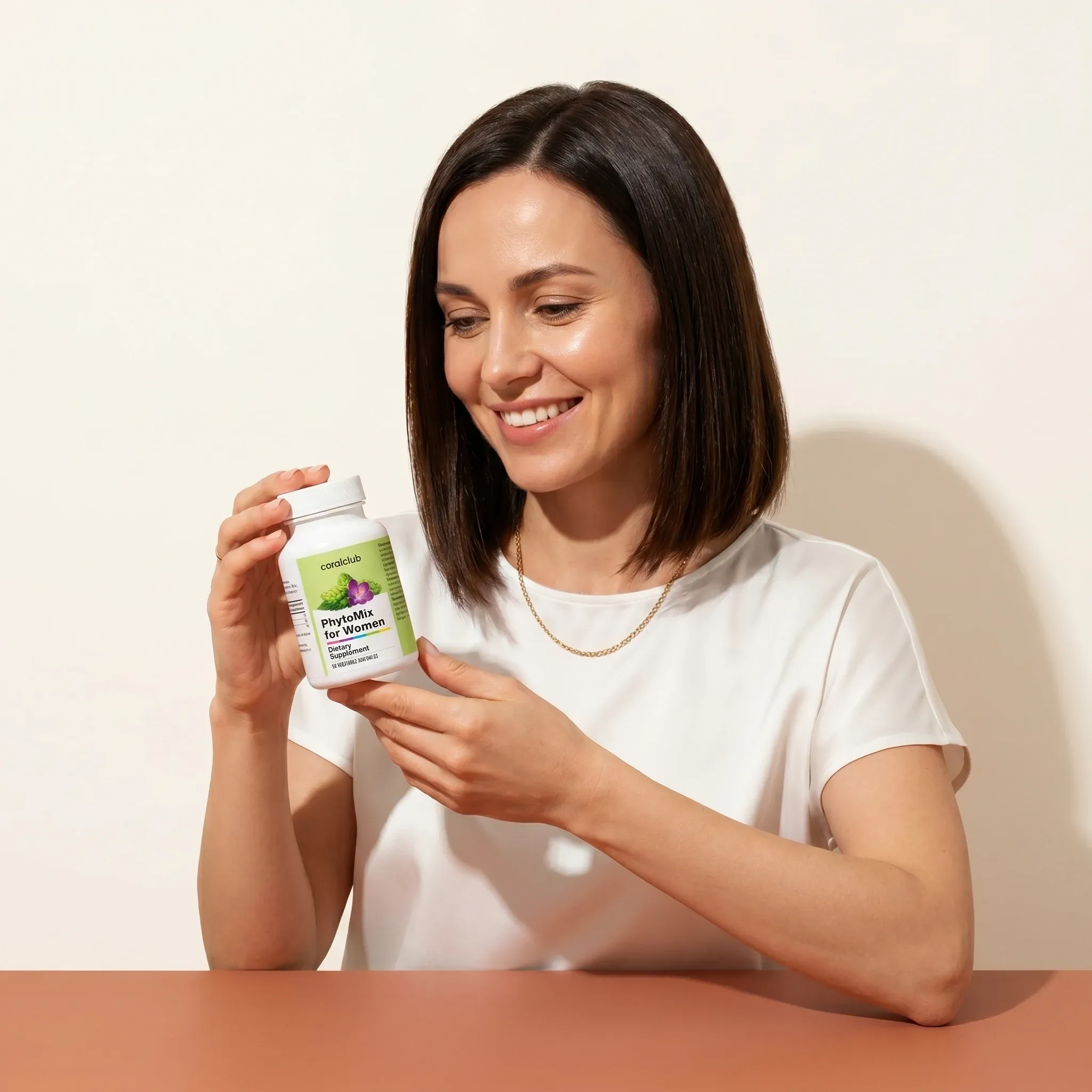 Kobieta trzyma opakowanie produktu PhytoMix for Women