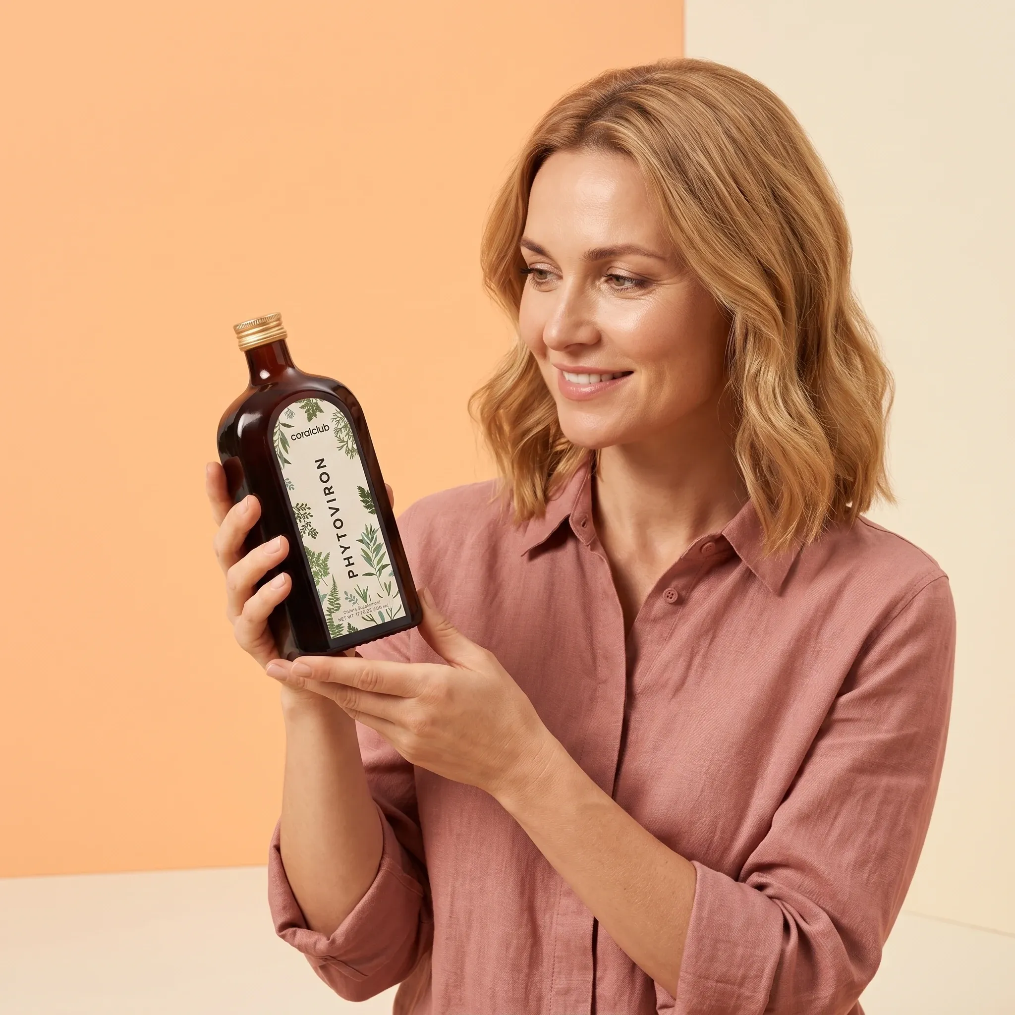 Kobieta trzyma opakowanie produktu Phytoviron