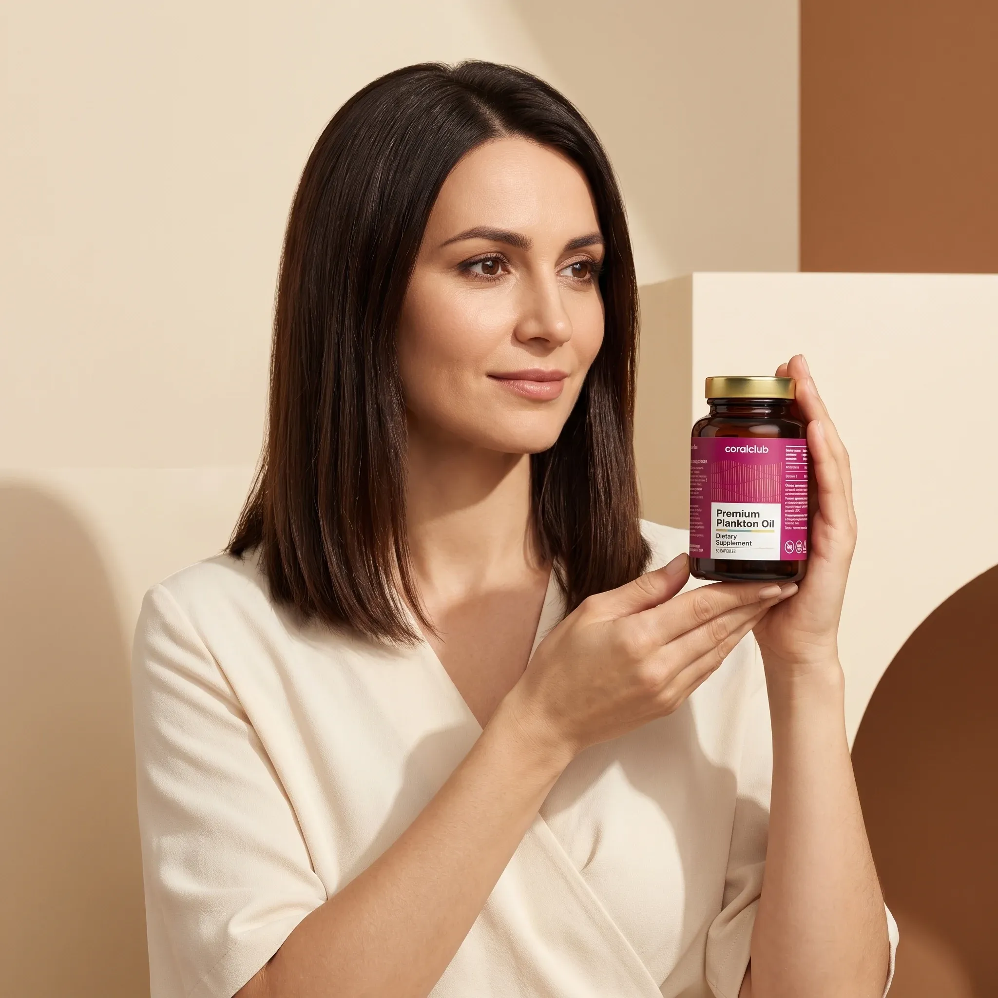 Kobieta trzyma opakowanie produktu Premium Plankton Oil