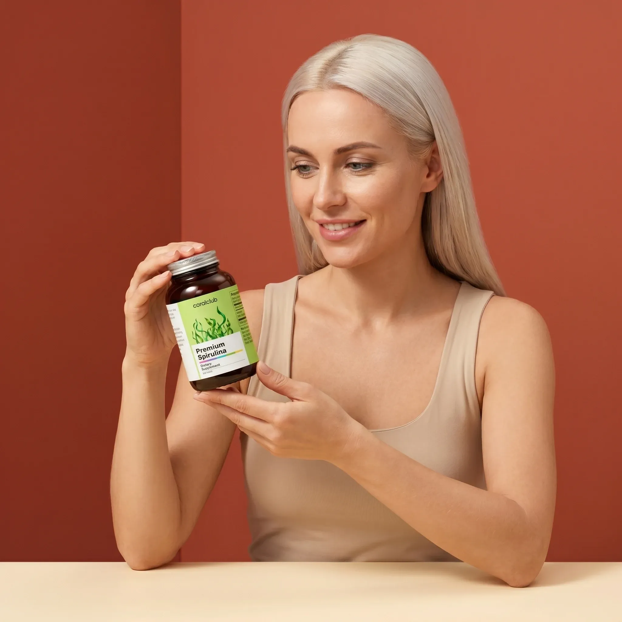 Kobieta trzyma opakowanie produktu Premium Spirulina