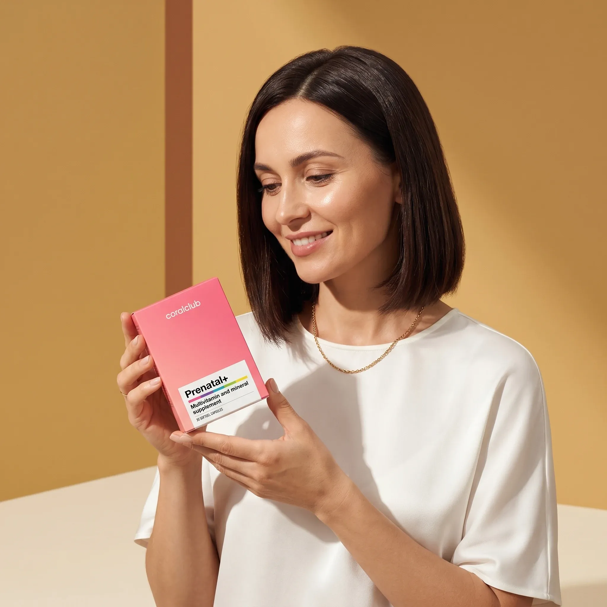 Kobieta trzyma opakowanie produktu Prenatal+
