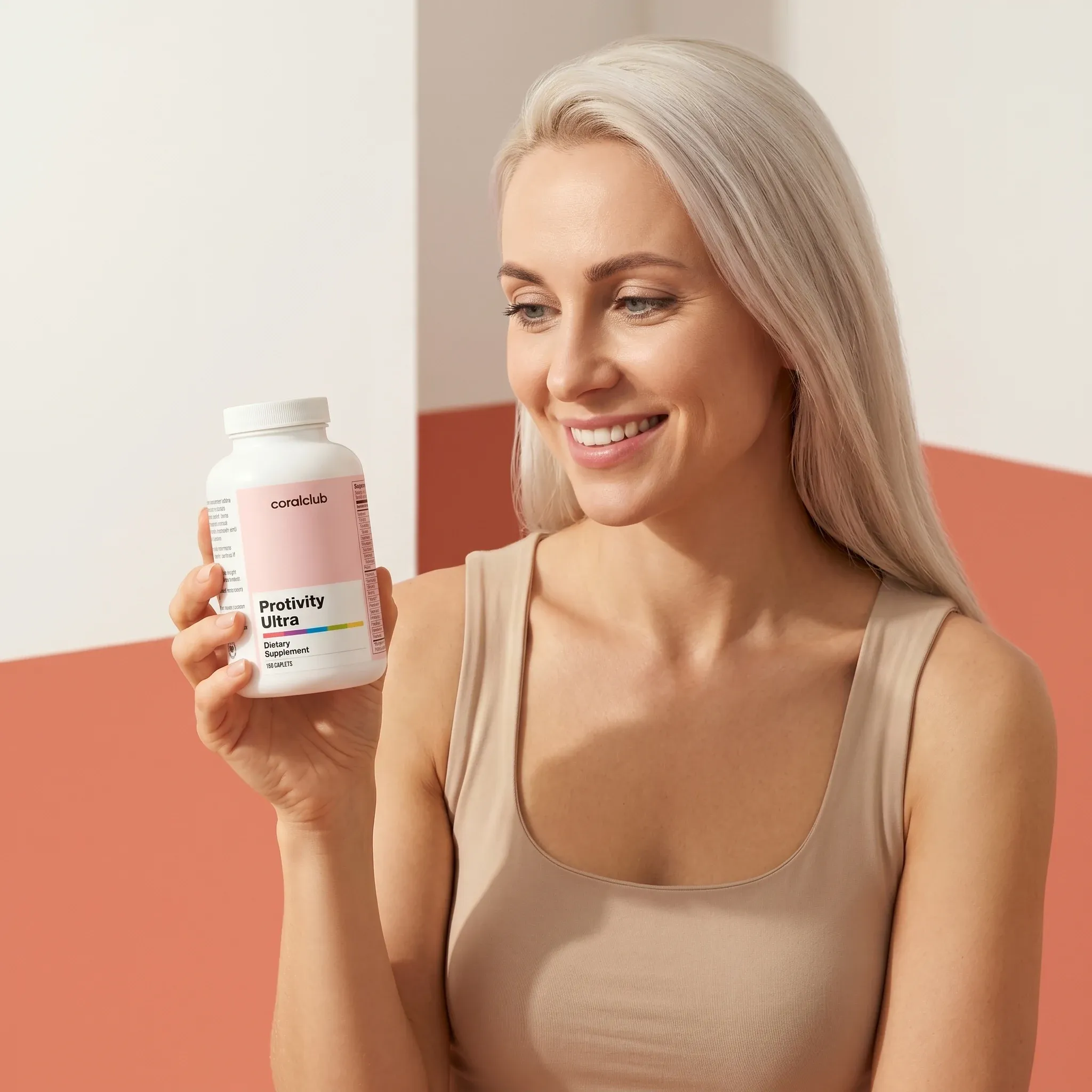 Kobieta trzyma opakowanie produktu Protivity Ultra