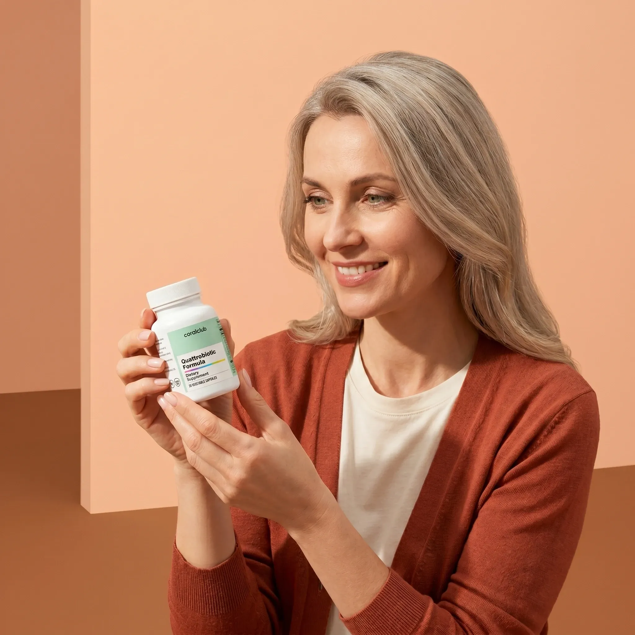 Kobieta trzyma opakowanie produktu Quattrobiotic Formula