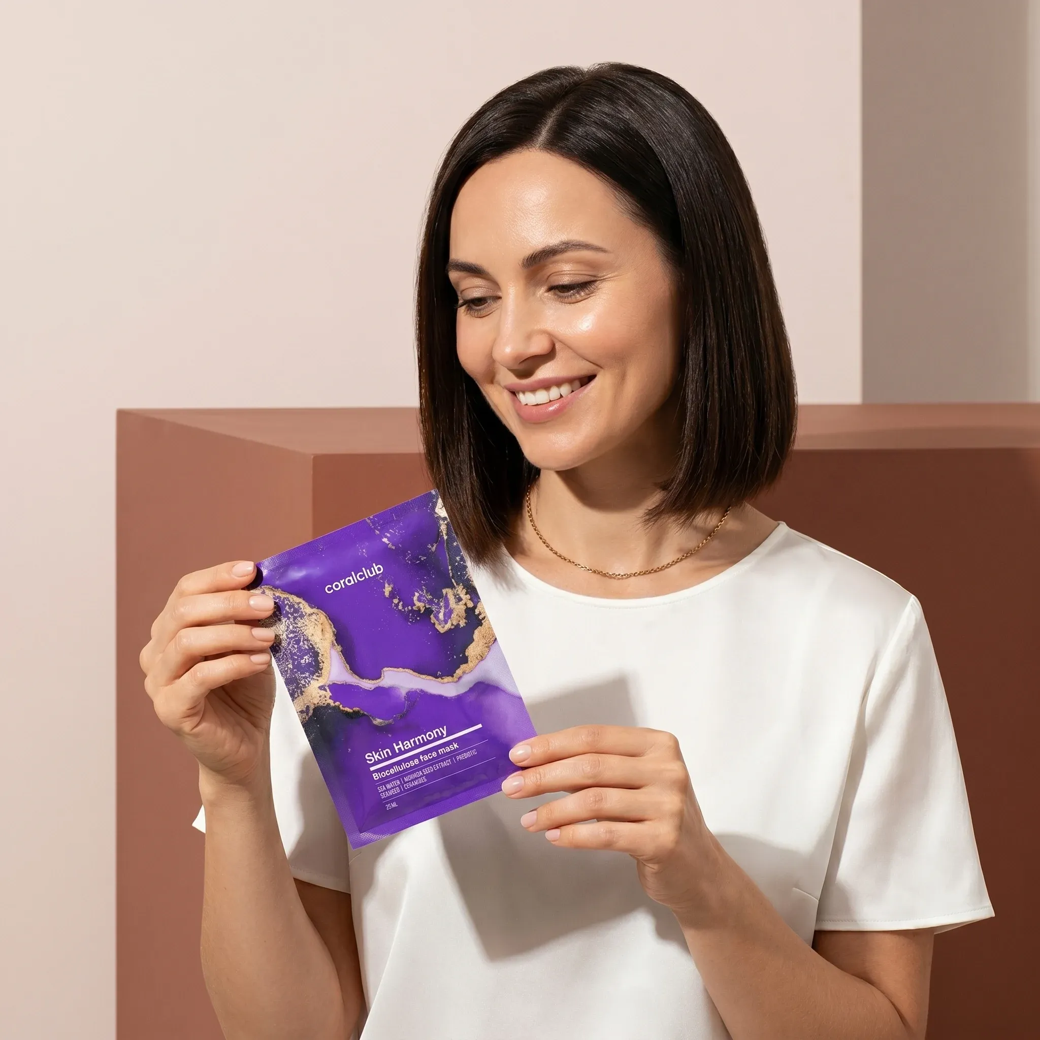 Kobieta trzyma opakowanie produktu Skin Harmony Biocellulose Facial Mask